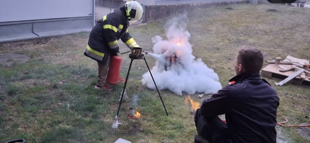 Besuch Firmlinge mit Feuerlöscher Vorführung