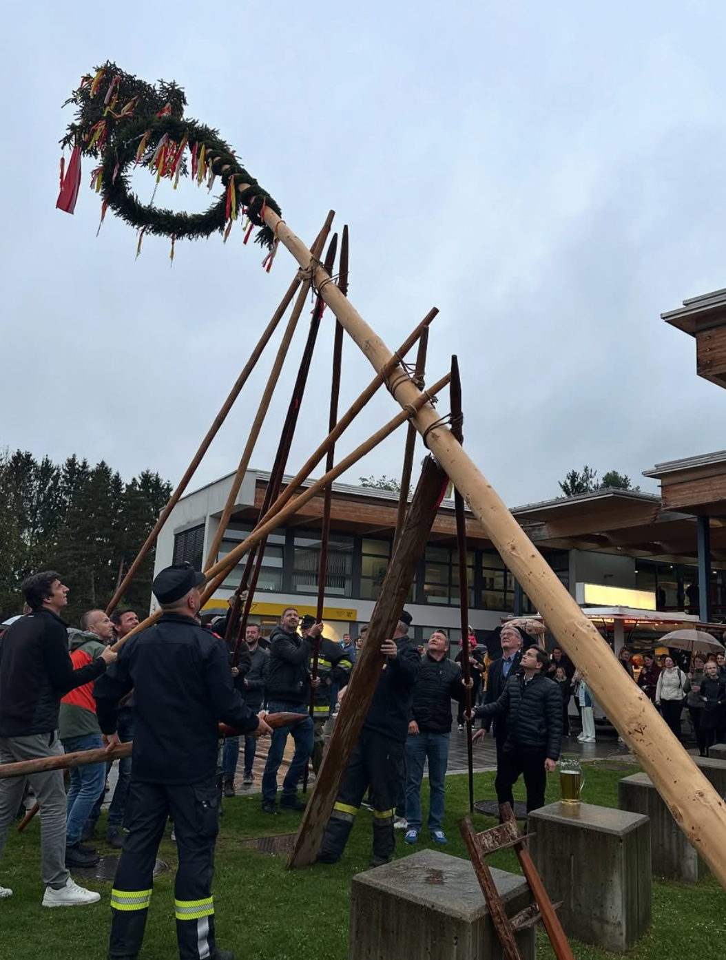 Maibaumaufstellen